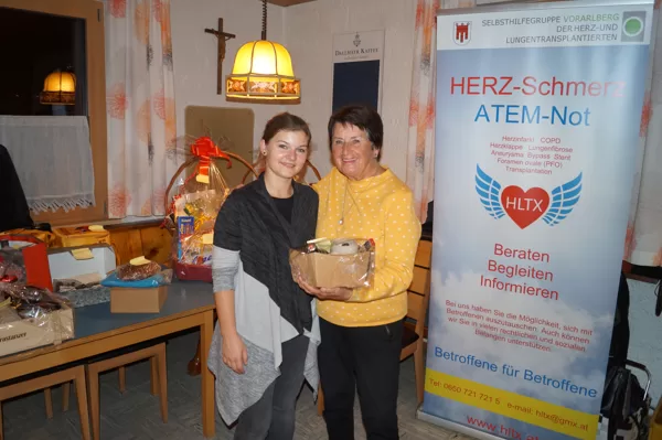 Ilse mit einem Geschenkskorb von Spar