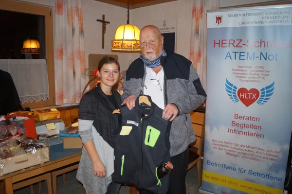 Willi mit einer Intersport Jacke und einer Trinkflache von Rondo