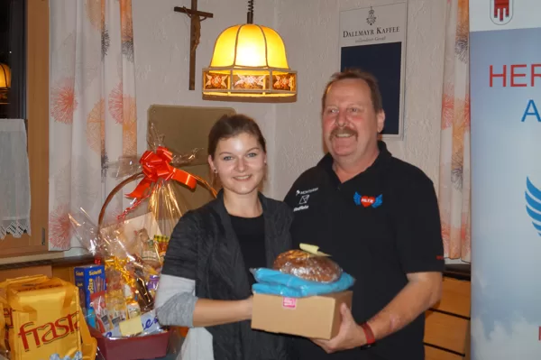 Werner empfing ein Birenbrot mit Jausepaket von Sütterlütty 